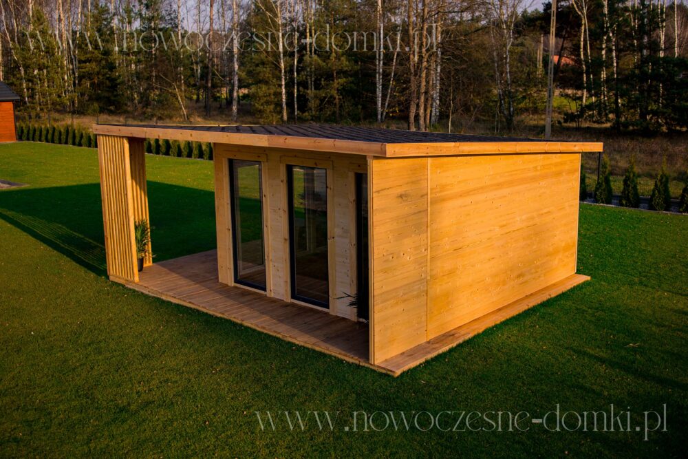 Drewniany domek ogrodowy z tarasem na relaks - idealne miejsce na letni odpoczynek.