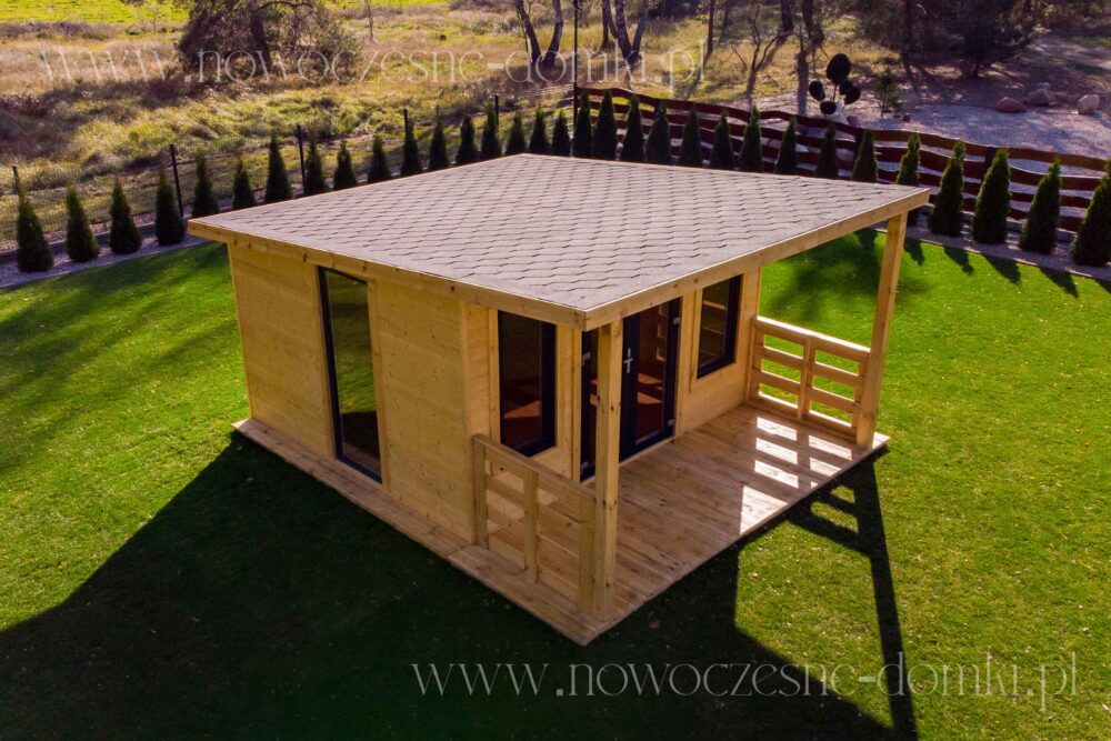 Ein Holz-Gartenhaus im modernen Stil - idealer Ort für sommerliche Entspannung.