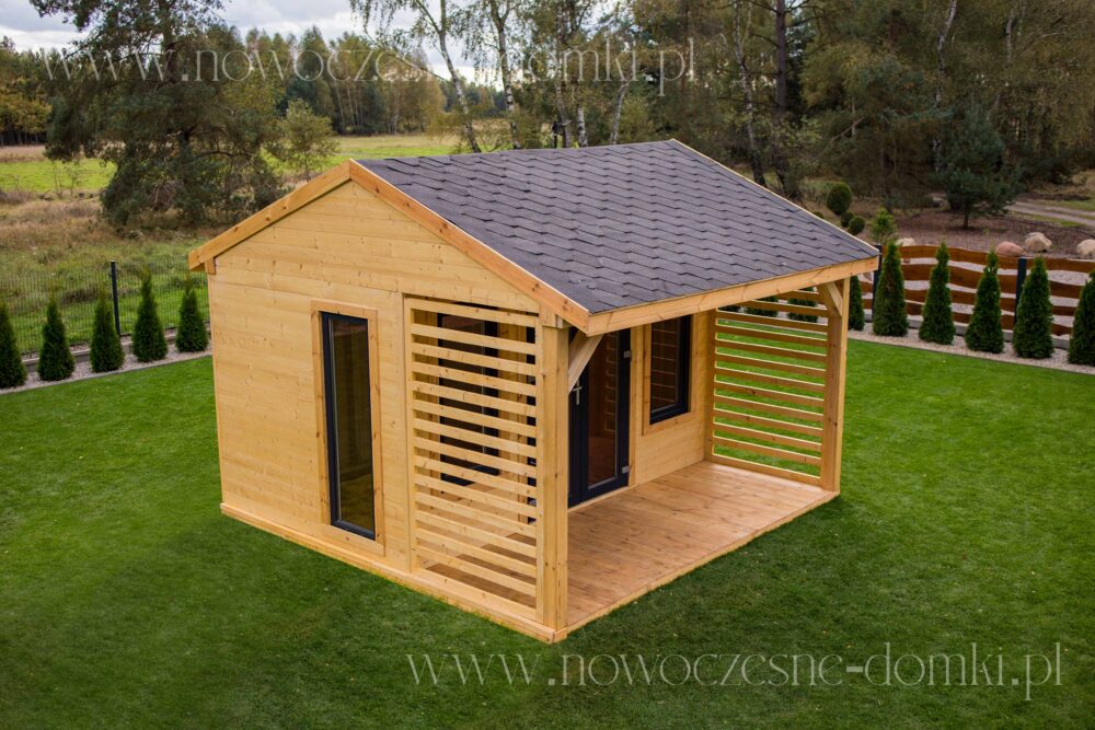 Gartenhaus mit Verglasung und mit Holzterrasse - eine perfekte Kombination aus Natur und Gemütlichkeit.