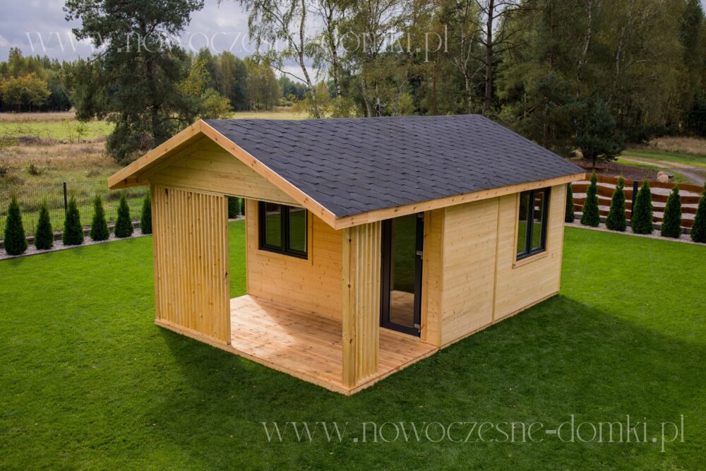 Holz Sommerhaus mit Terrasse auf einem Grundstück.