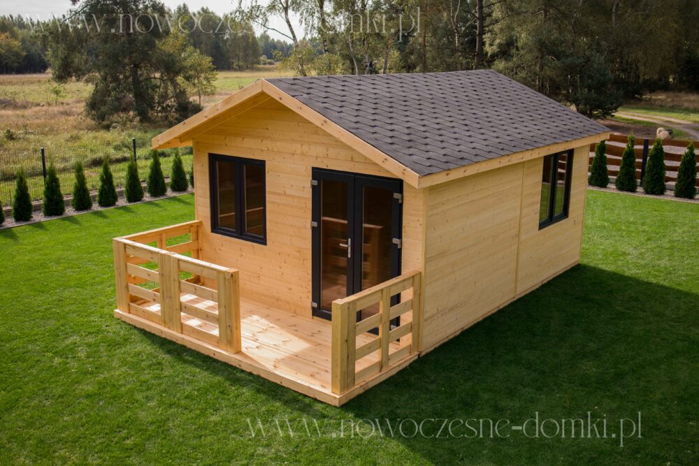 Holzgartenhaus für ein Grundstück mit Terrasse und Fenstern - ideale Sommerresidenz.
