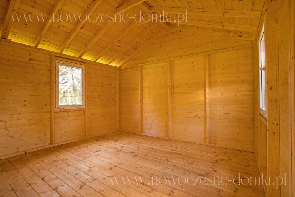 Obszerne wnętrze nowoczesnego drewnianego domku letniskowego z tarasem - komfortowy i stylowy letni wypoczynek.