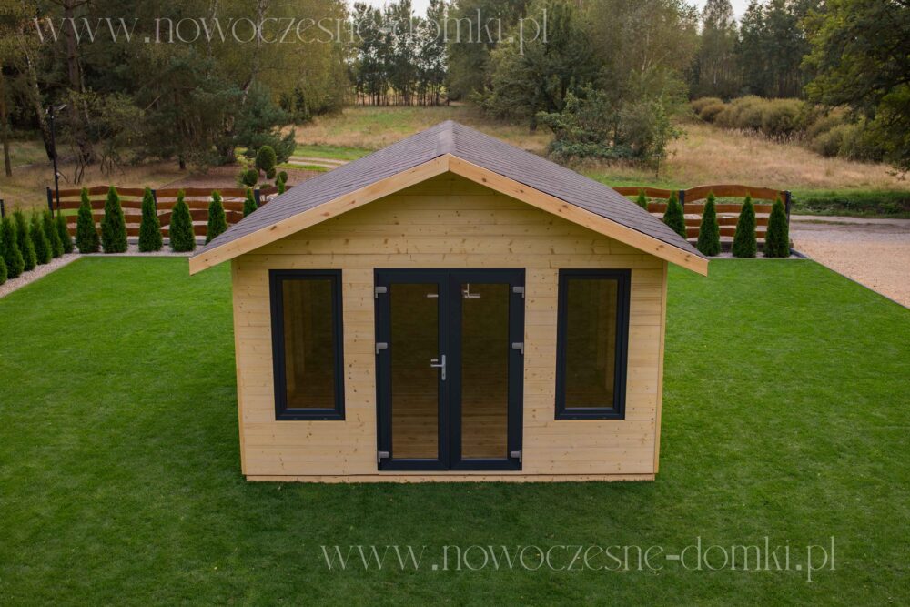 Pojemny drewniany domek ogrodowy na działkę