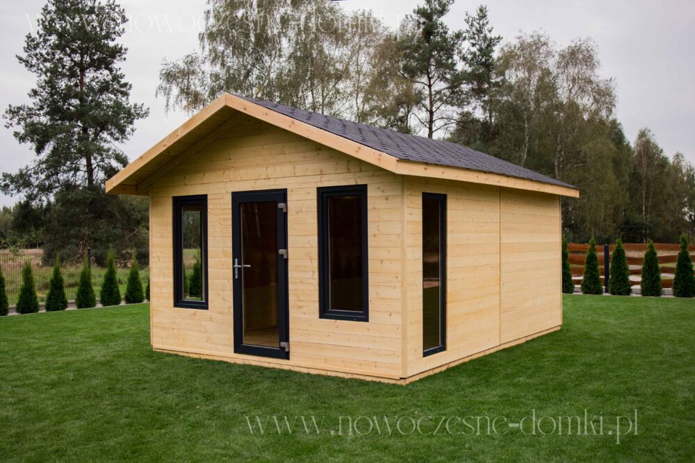 Prosklený dřevěný domek v moderním vzhledu - letní chatka s prosklenými prvky.