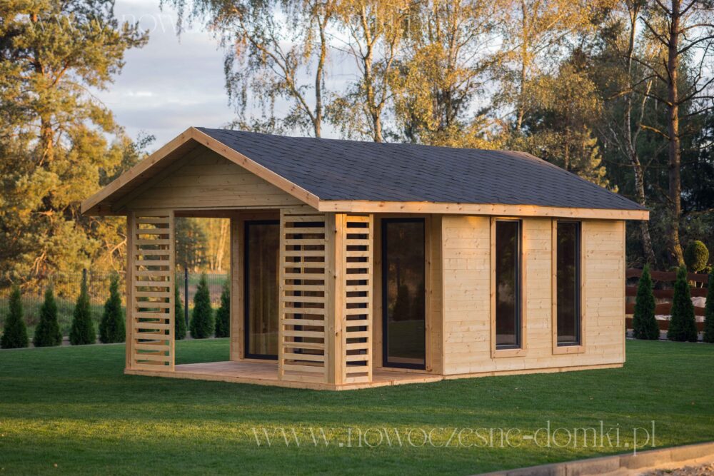 Prosklený dřevěný zahradní domek s prostornou terasou - ideální místo pro letní odpočinek a relaxaci v přírodě.