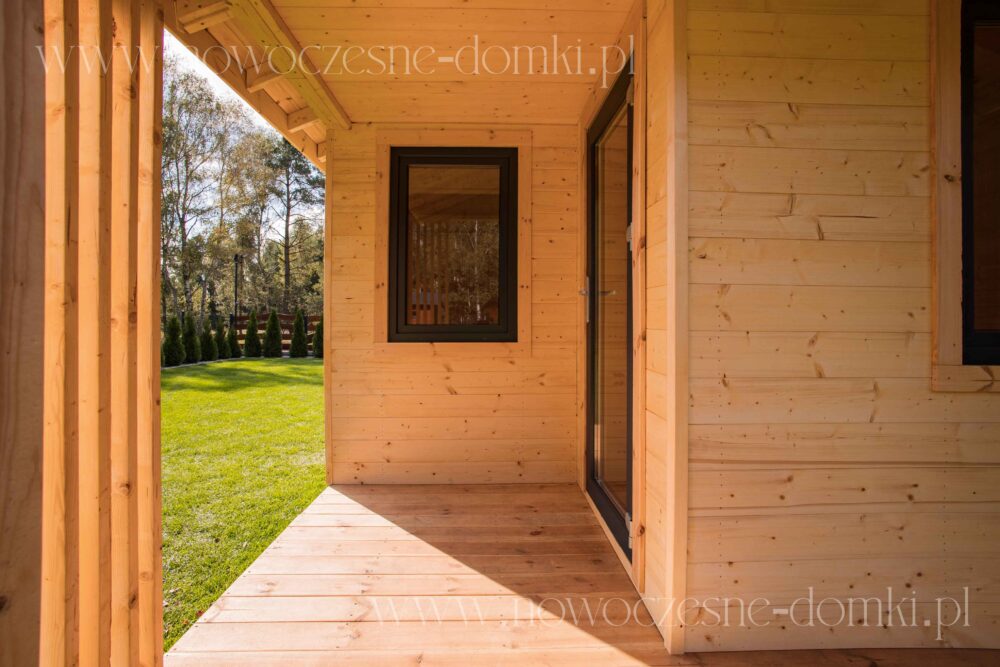 Przestronny taras nowoczesnej altany drewnianej na działkę - Idealne miejsce na relaks i wypoczynek na świeżym powietrzu.