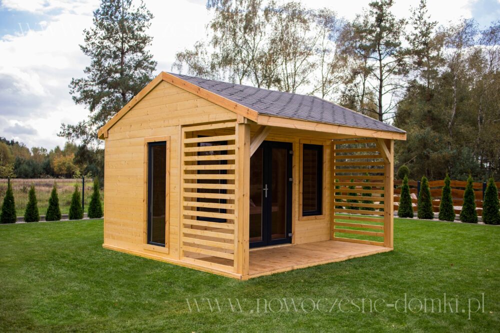 Przeszklony drewniany domek ogrodowy z obszernym tarasem - harmonijne połączenie natury i nowoczesnego designu.