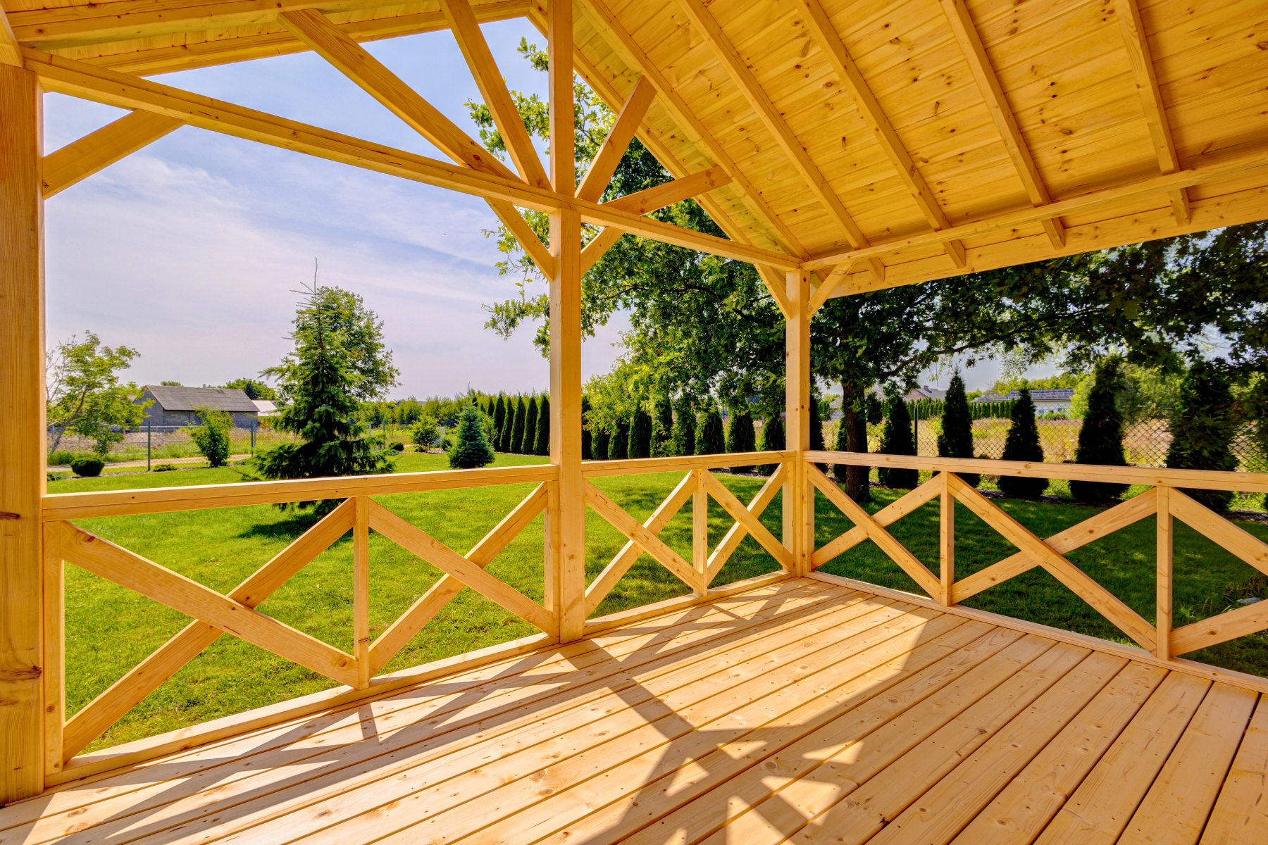 Najlepsze sposoby na zadaszenie przestrzeni przydomowej - pergola, wiata czy altana?